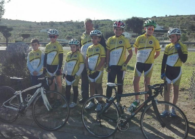 Miembros de la Escuela de Ciclismo del Club Ciclista Jávea