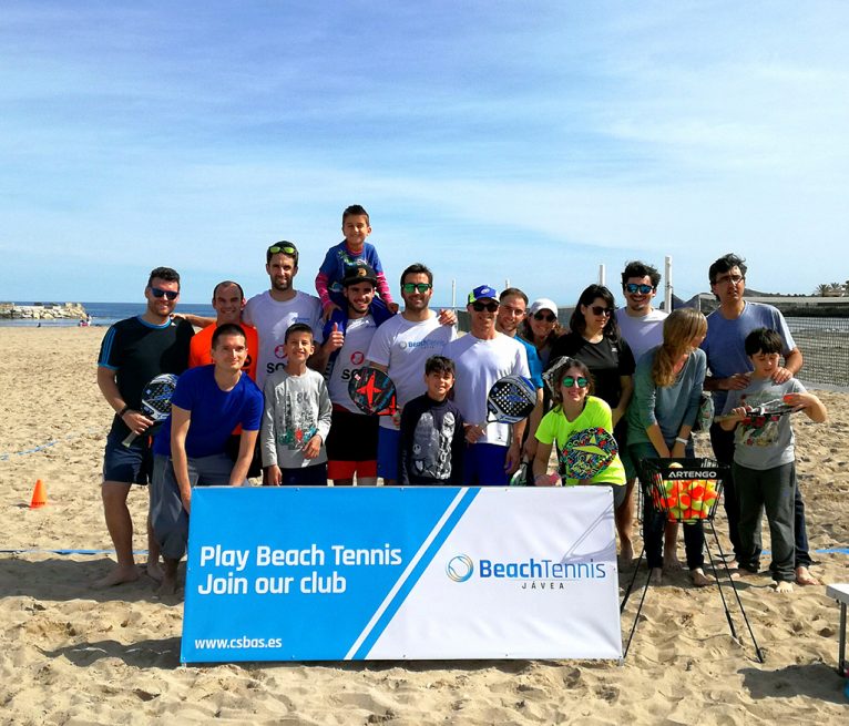 Participantes en la jornada de tenis Beach