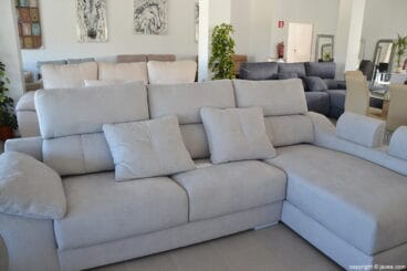 Sofá gris The Furniture Warehouse