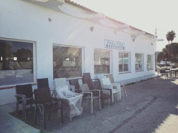 The Furniture Warehouse entrada