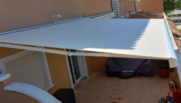 Toldo para terraza en color blanco liso – Toldos Teo SL