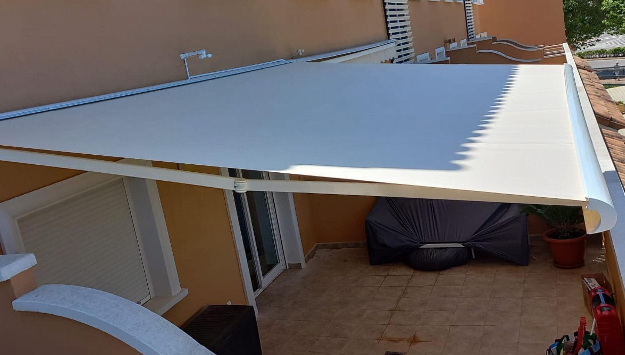 Toldo para terraza en color blanco liso – Toldos Teo SL
