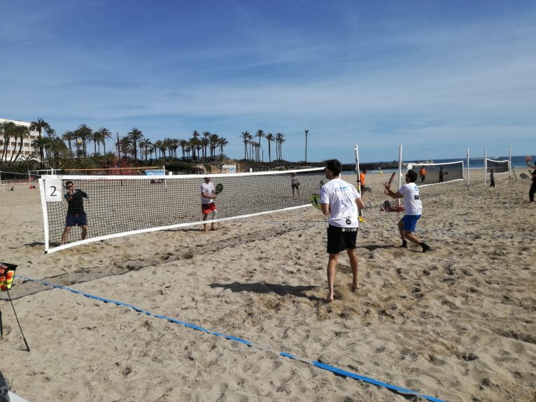 Uno de los partidos de tenis playa en Xàbia
