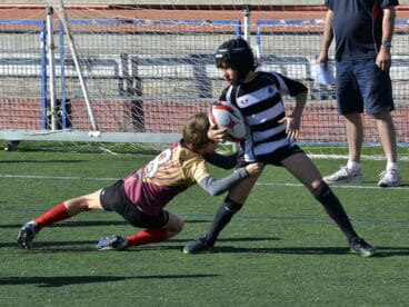 Bonito placaje a un jugador xabiero