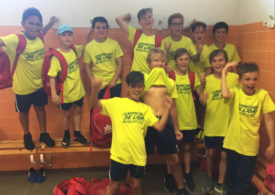 Chicos alevines luciendo la camiseta de campeones de liga