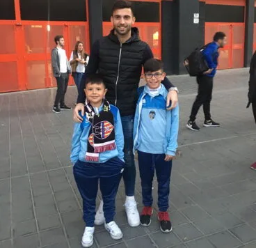 Dos jóvenes jugadores con Antonio Sivera