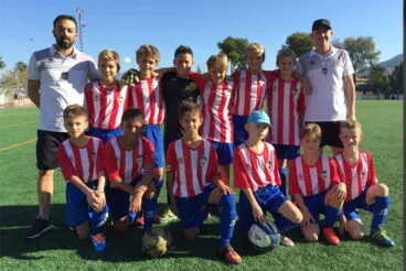 Equipo alevín B con sus entrenadores