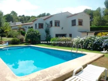 Fachada y piscina de la casa Belen Quiroga Inmobiliaria