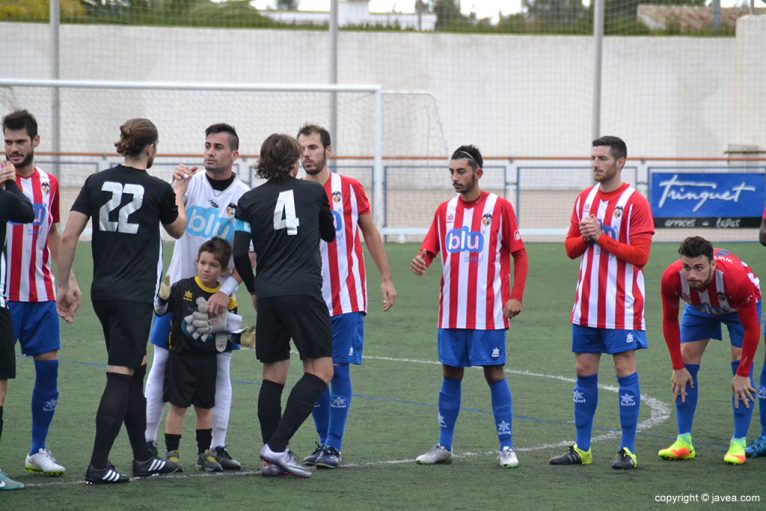 Jugadores del CD Jávea y Castellonense saludándose antes del choque