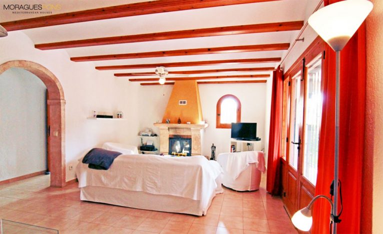 Luminosa sala de estar MORAGUESPONS Mediterranean-Houses
