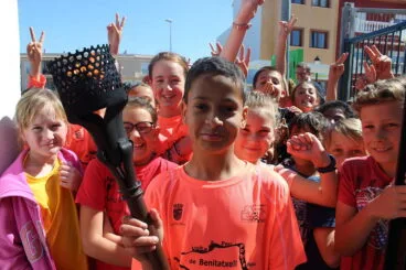 Niña con la antorcha en la mano