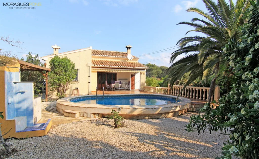 Piscina y jardín MORAGUESPONS Mediterranean Houses