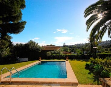 Piscina y jardín Villadom Spain