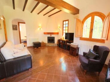 Sala de estar con chimenea Atina Inmobiliaria