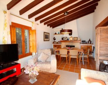 Sala de estar con chimenea Villadom Spain
