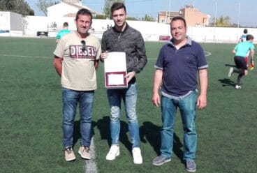 Sivera enseñando la placa que le entregó Tiscar