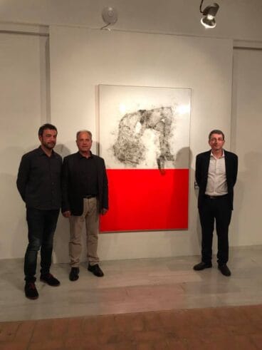 Tomás junto a su obra