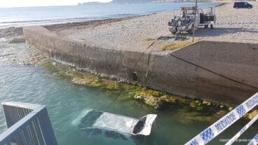 Vehículo caído al mar