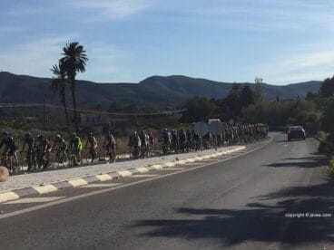 01 Los ciclistas acompañan el féretro de Eduardo Monfort (12)