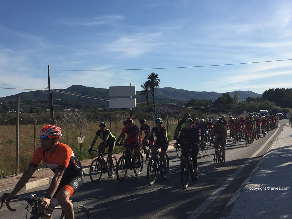 01 Los ciclistas acompañan el féretro de Eduardo Monfort (14)