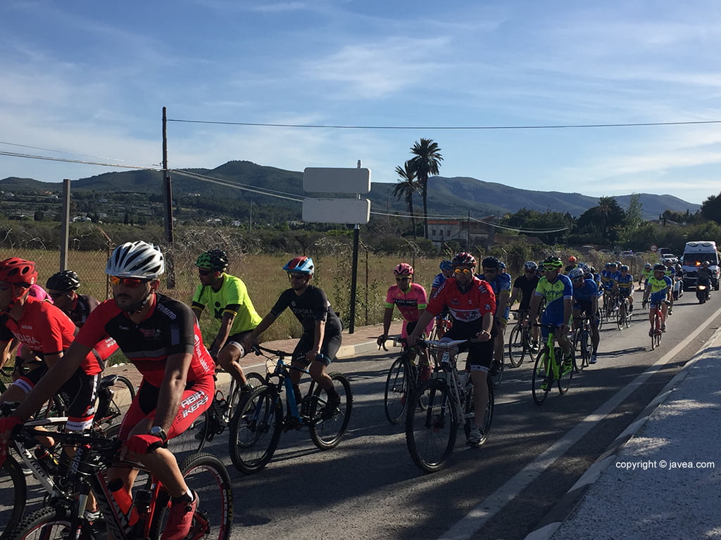 01 Los ciclistas acompañan el féretro de Eduardo Monfort (15)