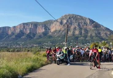 01 Los ciclistas acompañan el féretro de Eduardo Monfort (4)