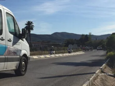01 Los ciclistas acompañan el féretro de Eduardo Monfort (5)