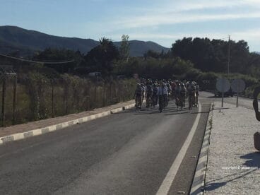 01 Los ciclistas acompañan el féretro de Eduardo Monfort (6)