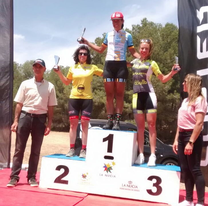 Alicia Margalejo en el podio de La Nucia vestida de amarillo