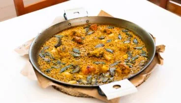 Arroces con leña de sarmientos que conservan la esencia mediterránea