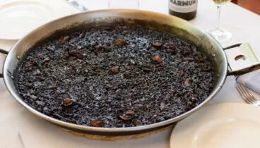 Arroz negro con producto fresco de calidad
