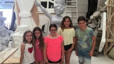 Cargos infantiles en el taller fallero