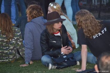 Chica sentada en el suelo