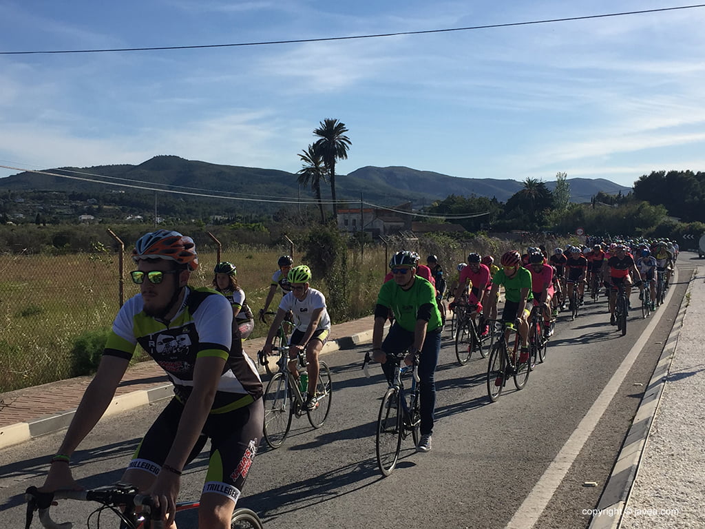 Cientos de ciclistas acompañan al féretro hasta la Iglesia