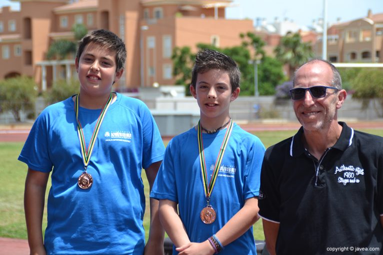 Colomer with the pair Daniel S and Rubén M who were bronze in paddle