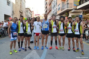 Compañeros del CA Llebeig Xabia junto a Juanra Pous y Aitor Cabezas