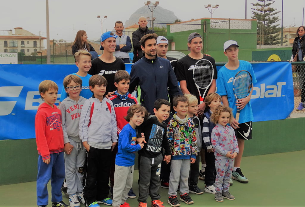 David Ferrer con los chicos que juegan la Babolat Cup