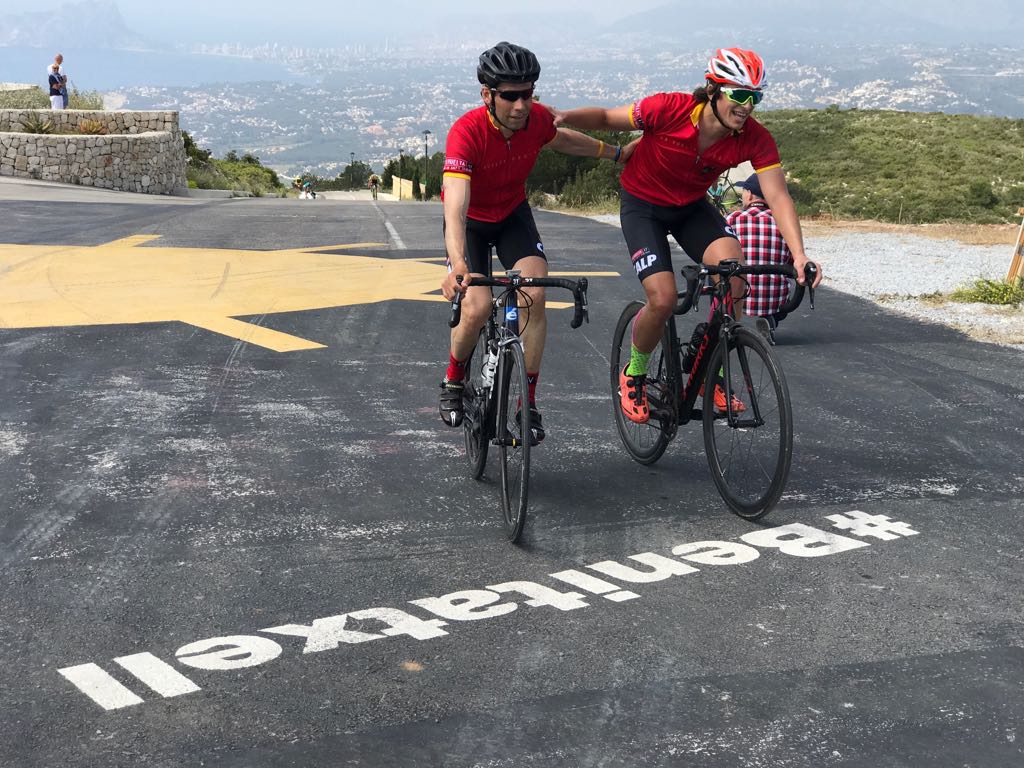 Dos ciclistas llegando al Puig Llorença