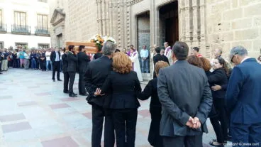 Eduardo Monfort a la entrada de la Iglesia