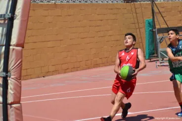 Entrada a canasta de un jugador del Pego
