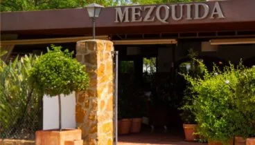 Fachada tradicional que refleja la esencia de Mezquida