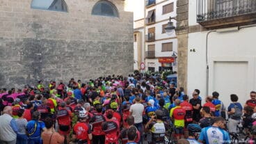 Grupo de ciclistas en el sepelio de Eduardo Monfort