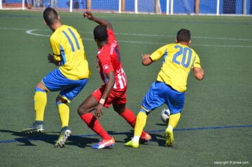 Hassan entre dos jugadores dianenses