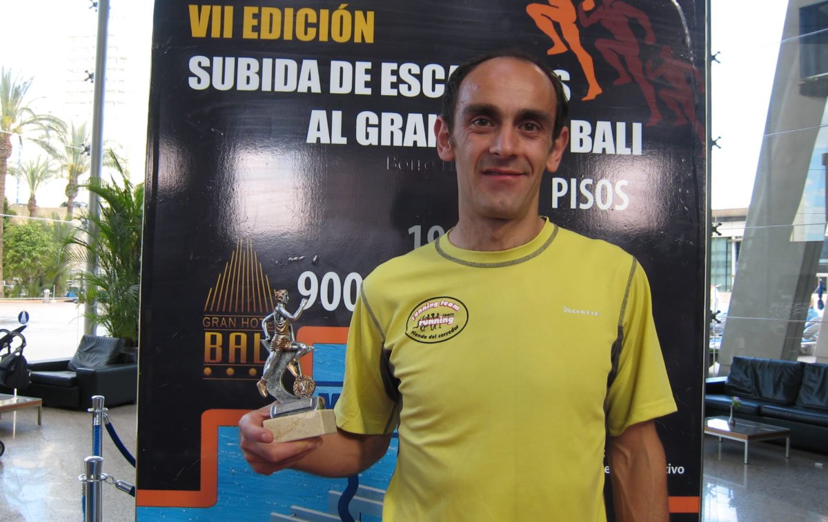 Ignacio Cardona con el trofeo del Hotel Balí