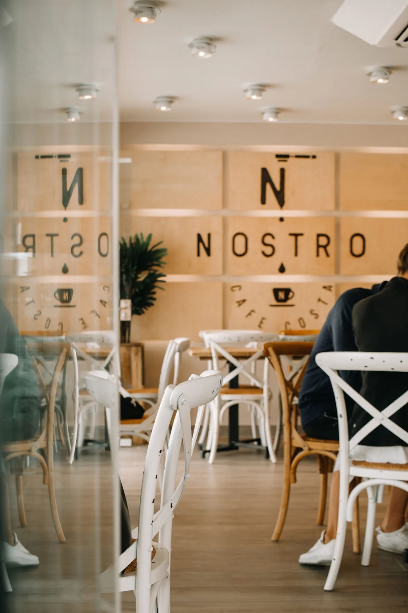 Decoración en el interior de Nostro Café Costa