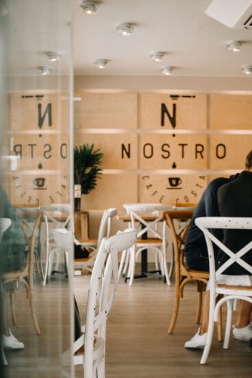 Decoración en el interior de Nostro Café Costa