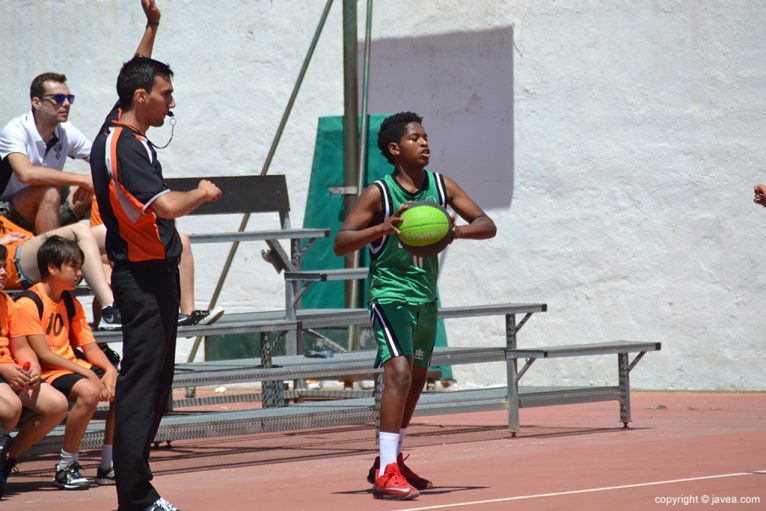 Player of the Xàbia Basketball taking out of the band
