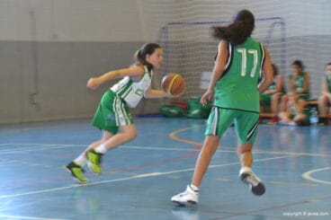 jugadora calpina botando la pelota