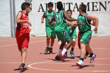Jugadores del Xàbia baloncesto luchando por el balón