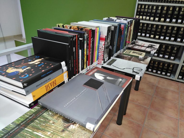 La Generalitat dona 60 libros de arte a la Biblioteca de Benitatxell